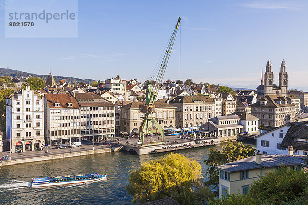 Schweiz  Zürich  Cityview  Limmat mit Vergnügungsschiff  Limmatquai  Großes Münster im Hintergrund