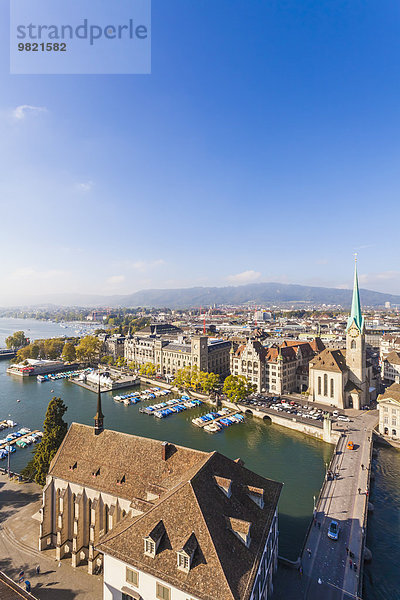 Schweiz  Zürich  Cityview  Limmat River  Town House Quai  Fraumünsterkirche und Münsterbrücke