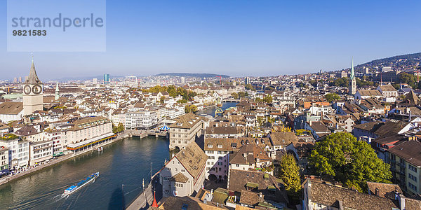 Schweiz  Zürich  Cityview  Limmat River und St. Peter Kirche links  Panorama