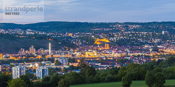 Deutschland  Baden-Württemberg  Esslingen  Blick auf die Innenstadt mit Schloss am Abend