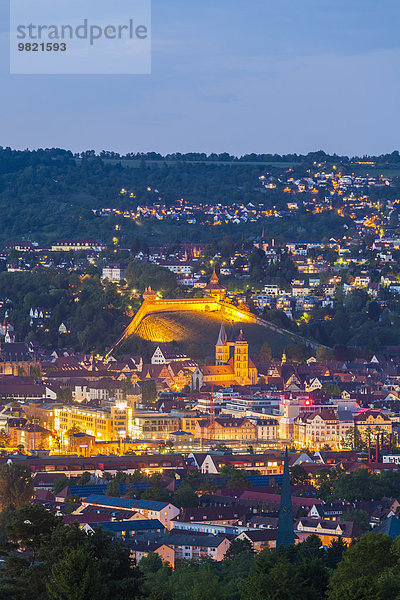 Deutschland  Baden-Württemberg  Esslingen  Blick auf die Innenstadt mit Schloss am Abend