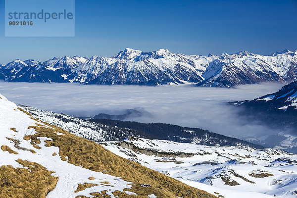 Österreich  Vorarlberg  Kleines Walsertal  Blick auf das Gottesacker Plateau  Allgäuer Alpen im Hintergrund