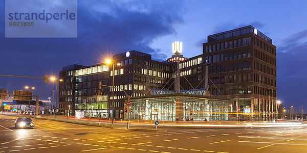 Deutschland  Nordrhein-Westfalen  Dortmund  Blick auf den Dortmunder U-Turm ehemals Dortmunder Unionsbrauerei am Abend