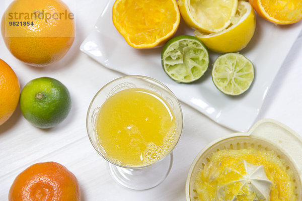 Glas frisch gepresster Saft aus Orangen  Zitronen und Limonen