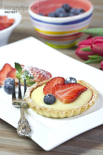 Mürbeteigkuchen mit Vanillecreme  Erdbeeren und Heidelbeeren