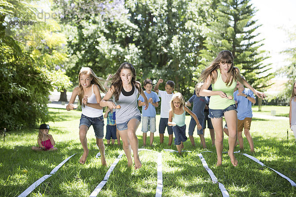 Mädchen  die an einem Eier- und Löffelrennen teilnehmen
