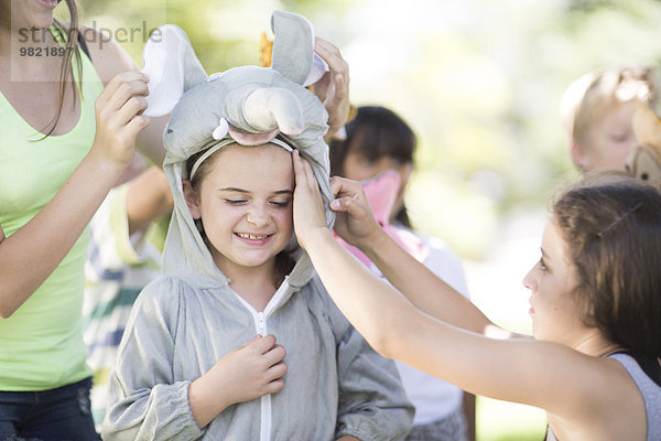 Kinder spielen wilde Tiere anziehen