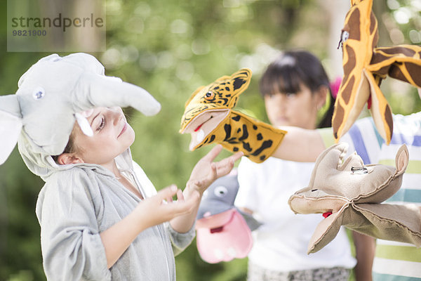 Kinder spielen wilde Tiere anziehen