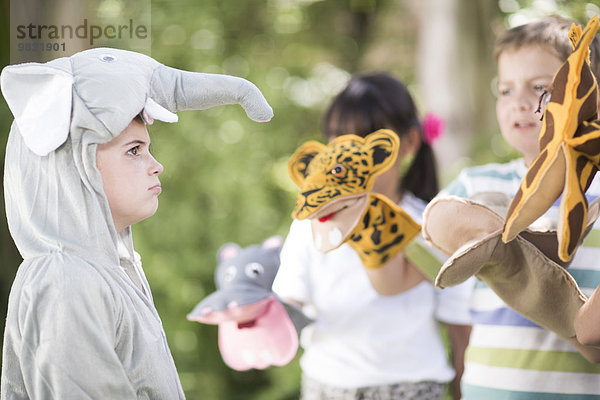 Kinder spielen wilde Tiere anziehen