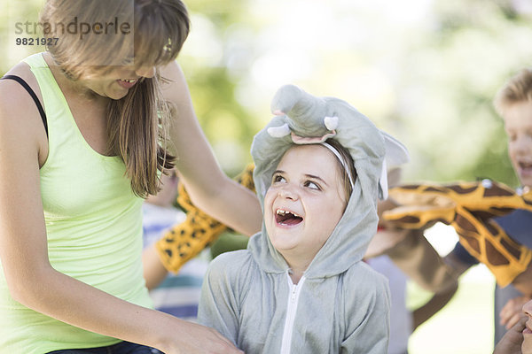 Kinder spielen wilde Tiere anziehen