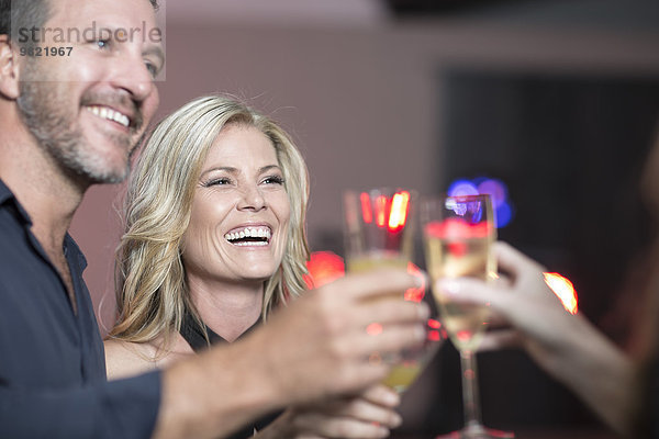 Freunde toasten mit Champagnergläsern auf der Party