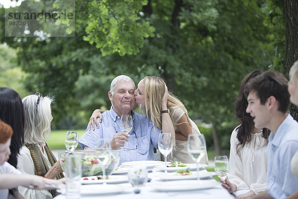 Familie und Freunde beim Essen im Freien