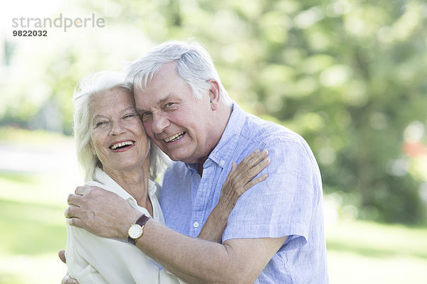 Glückliches Seniorenpaar im Freien