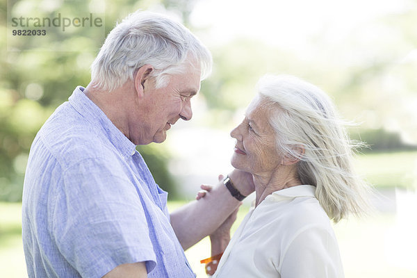 Intimes Seniorenpaar im Freien
