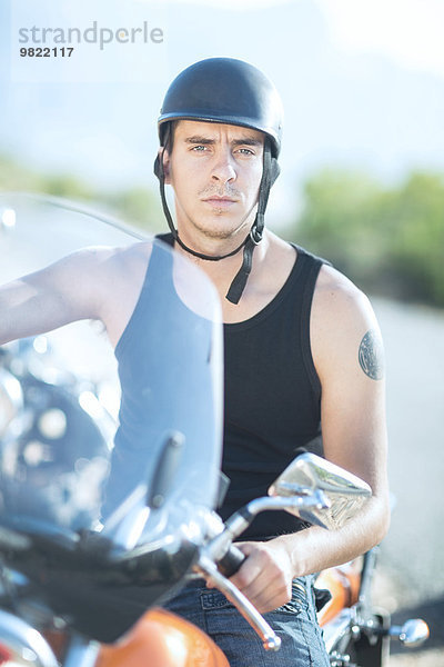 Porträt eines jungen Mannes auf dem Motorrad