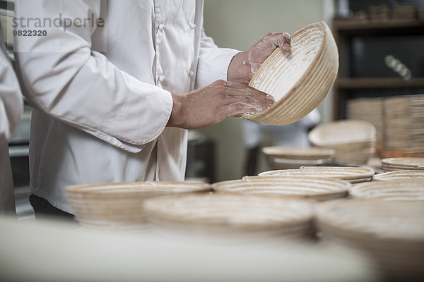 Bäcker beim Backen von Brotpfannen