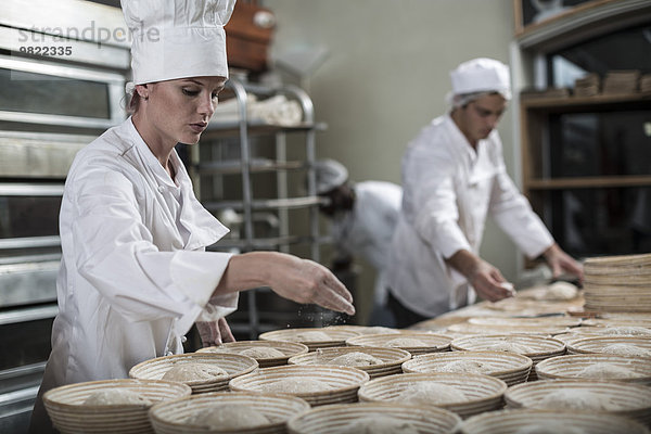 Bäcker bereiten Keramikschalen zum Brotbacken vor