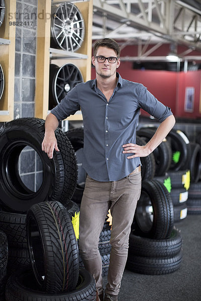 Portrait eines Verkäufers in einem Reifengeschäft