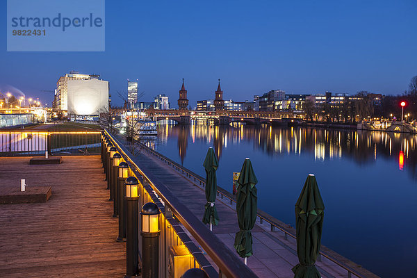 Deutschland  Berlin  Blick auf die Oberbaumbrücke bei Abenddämmerung