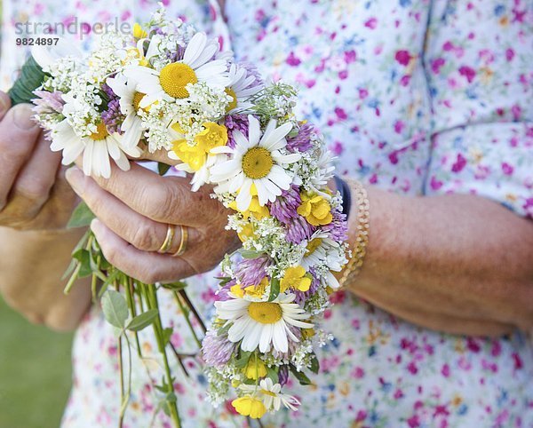 Senior Senioren Frau Blume Produktion Close-up Feston