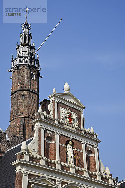Rathaus mit Kirche St. Bavokerk  Grote Markt  Haarlem  Nordholland  Niederlande  Europa