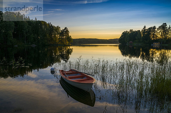 See und Ruderboot bei Sonnenuntergang  bei Bengtsfors  Dalsland  Schweden  Europa