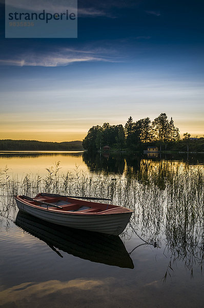 See und Ruderboot bei Sonnenuntergang  bei Bengtsfors  Dalsland  Schweden  Europa