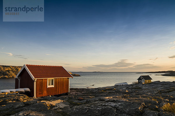 Fischerhütte am Meer bei Sonnenuntergang  Smögen  Bohuslän  Schweden  Europa