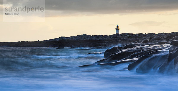 Leuchtturm an der Küste mit Flut  Inis Oirr  Aran Inseln  Irland  Europa