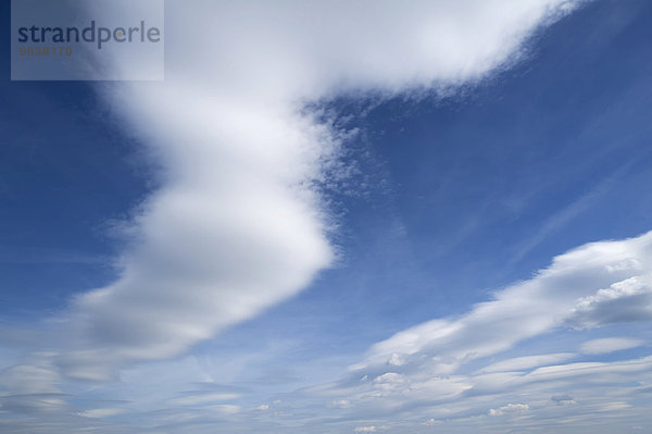 Cirrus-Wolken am blauen Himmel
