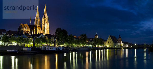 Regensburger Dom bei Nacht  Regensburg  Bayern  Deutschland  Europa