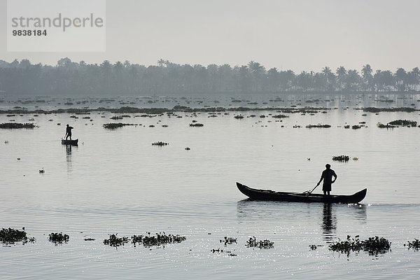 Männer in kleinen Booten  Vembanad-See  Kerala  Südindien  Indien  Asien