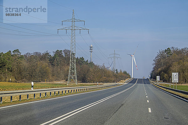 Stromleitung  Windrad  Straße  bei Bad Kissingen  Bayern  Deutschland  Europa