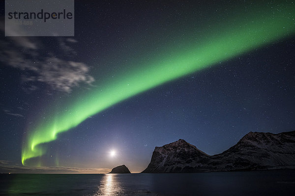 Nordlicht im Mondschein  Strand von Haukland  Lofoten  Norwegen  Europa
