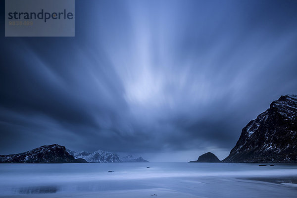 Blaue Stunde am Strand von Haukland  Lofoten  Norwegen  Europa