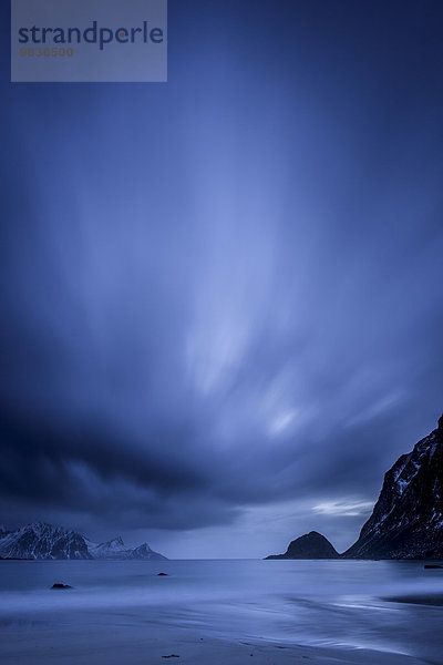 Blaue Stunde am Strand von Haukland  Lofoten  Norwegen  Europa