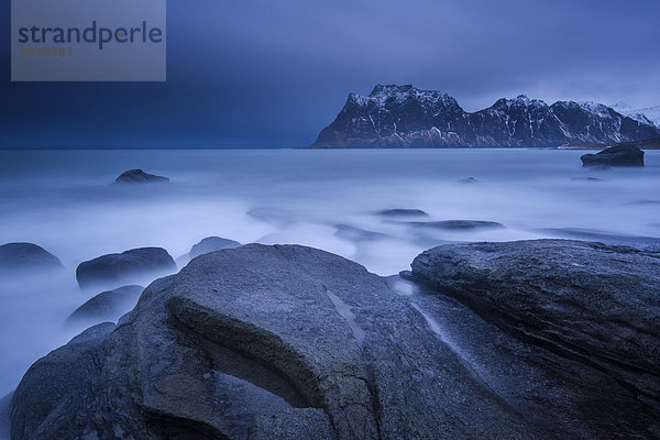 Felsen am Strand von Uttakleiv  Lofoten  Norwegen  Europa