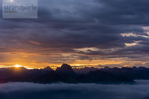Allgäuer Berge mit Nebelmeer bei Sonnenaufgang  Au  Bregenzerwald  Vorarlberg  Österreich  Europa