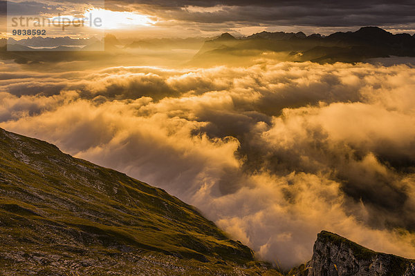 Bregenzerwald Berge mit Wolkenstimmung bei Sonnenaufgang Au  Bregenzerwald  Vorarlberg  Österreich  Europa