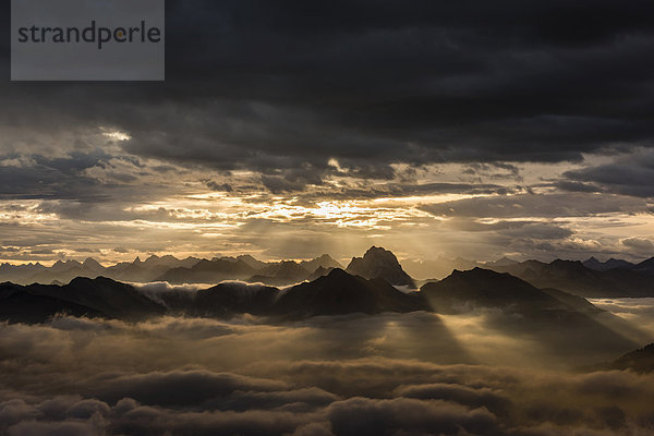 Bregenzerwald Berge mit Wolkenstimmung bei Sonnenaufgang  Au  Bregenzerwald  Vorarlberg  Österreich  Europa