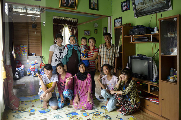 Familienfoto  Salur  Simeulue  Indonesien  Asien