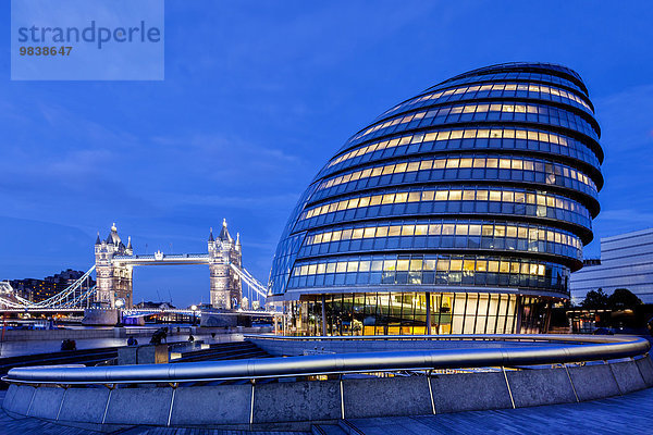 Nachtaufnahme Rathaus City Hall mit der Tower Bridge  London  England  Großbritannien  Europa
