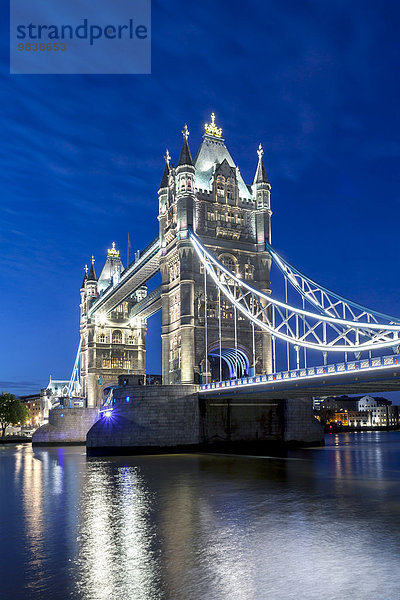 Nachtaufnahme Tower Bridge über die Themse  London  England  Großbritannien  Europa