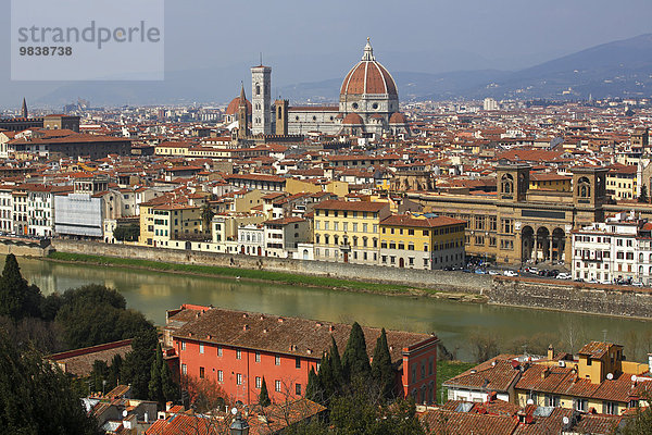 Panoramablick über den Fluss Arno auf die Altstadt  UNESCO Weltkulturerbe  Kathedrale Santa Maria del Fiore  Dom Duomo und Glockenturm Campanile  Florenz  Toskana  Italien  Europa