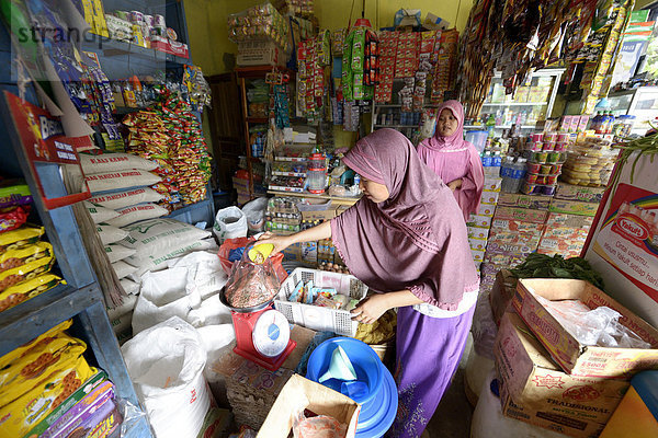Junge Frau  Verkäuferin in einem kleinen Lebensmittelladen  Dorf Lam Rukam  Subdistrict Rozma  Aceh  Sumatra  Indonesien  Asien