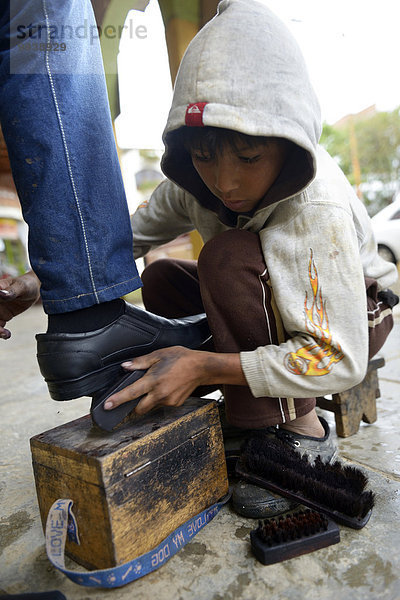 Junge  10 Jahre  Schuhputzer  Straßenkind  Cochabamba  Bolivien  Südamerika