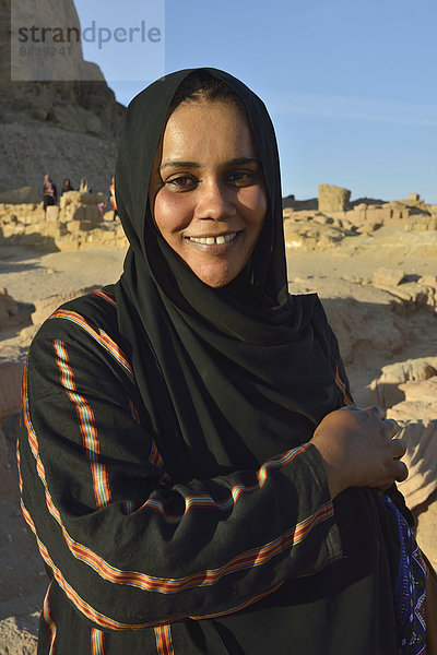 Junge Frau mit Kopfbedeckung  Porträt  Gebel Barkal  Karima  asch-Schamaliyya  Nubien  Sudan  Afrika