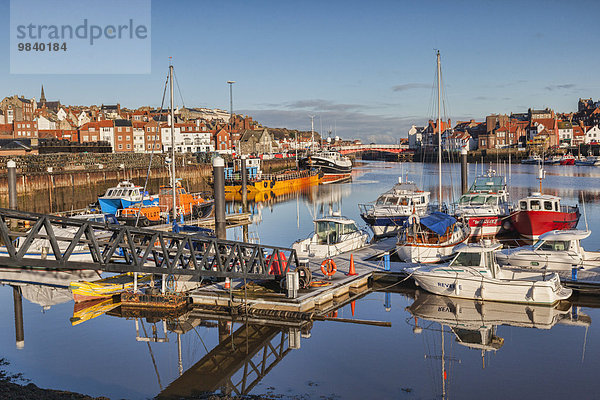 Der Fischerhafen von Whitby mit dem Esk River an einem sonnigen Wintermorgen  Whitby  North Yorkshire  England  Großbritannien  Europa