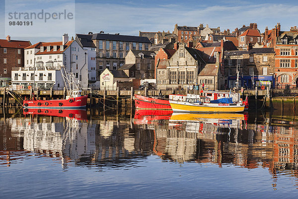 Ein sonniger Wintermorgen im Hafen von Whitby  North Yorkshire  England  Großbritannien  Europa