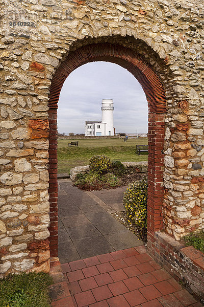 St. Edmund's Arch  Torbogen  und der Leuchtturm Hunstanton Lighthouse  Hunstanton  Norfolk  England